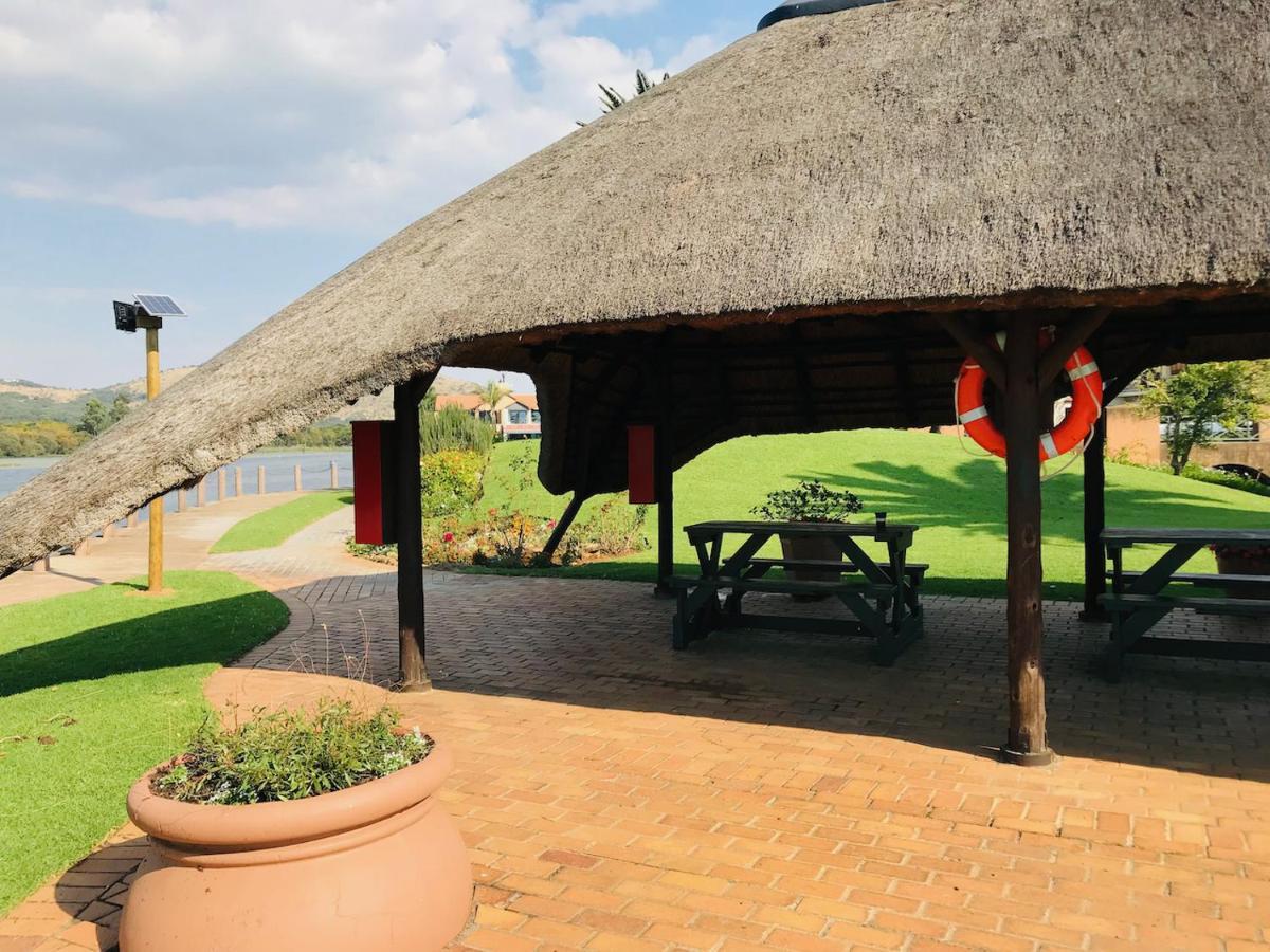 Hotel 37 On Eagles Hartbeespoort Esterno foto