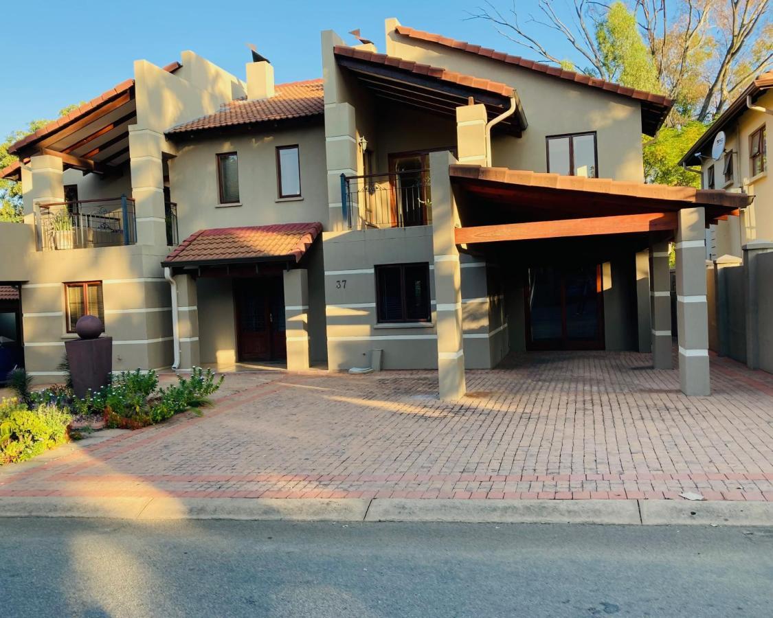 Hotel 37 On Eagles Hartbeespoort Esterno foto