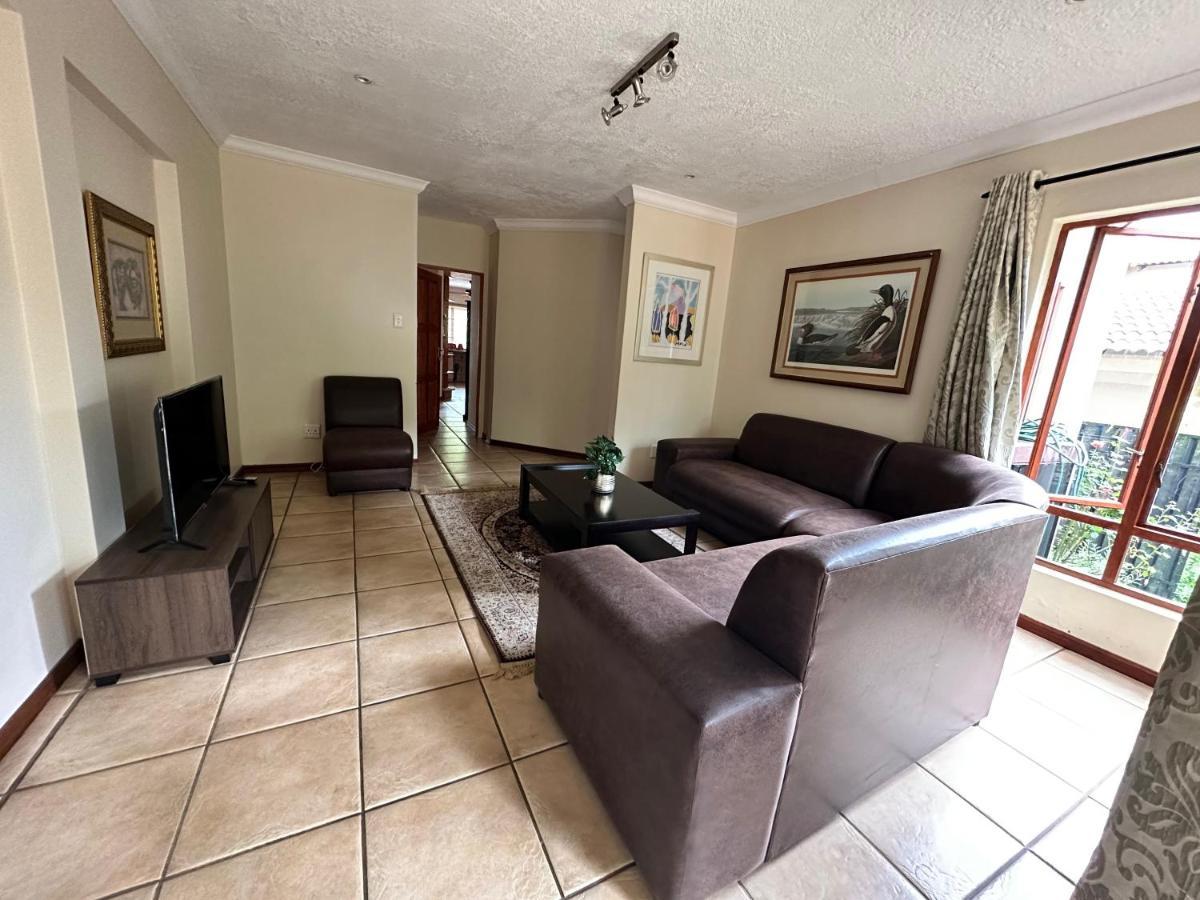 Hotel 37 On Eagles Hartbeespoort Esterno foto
