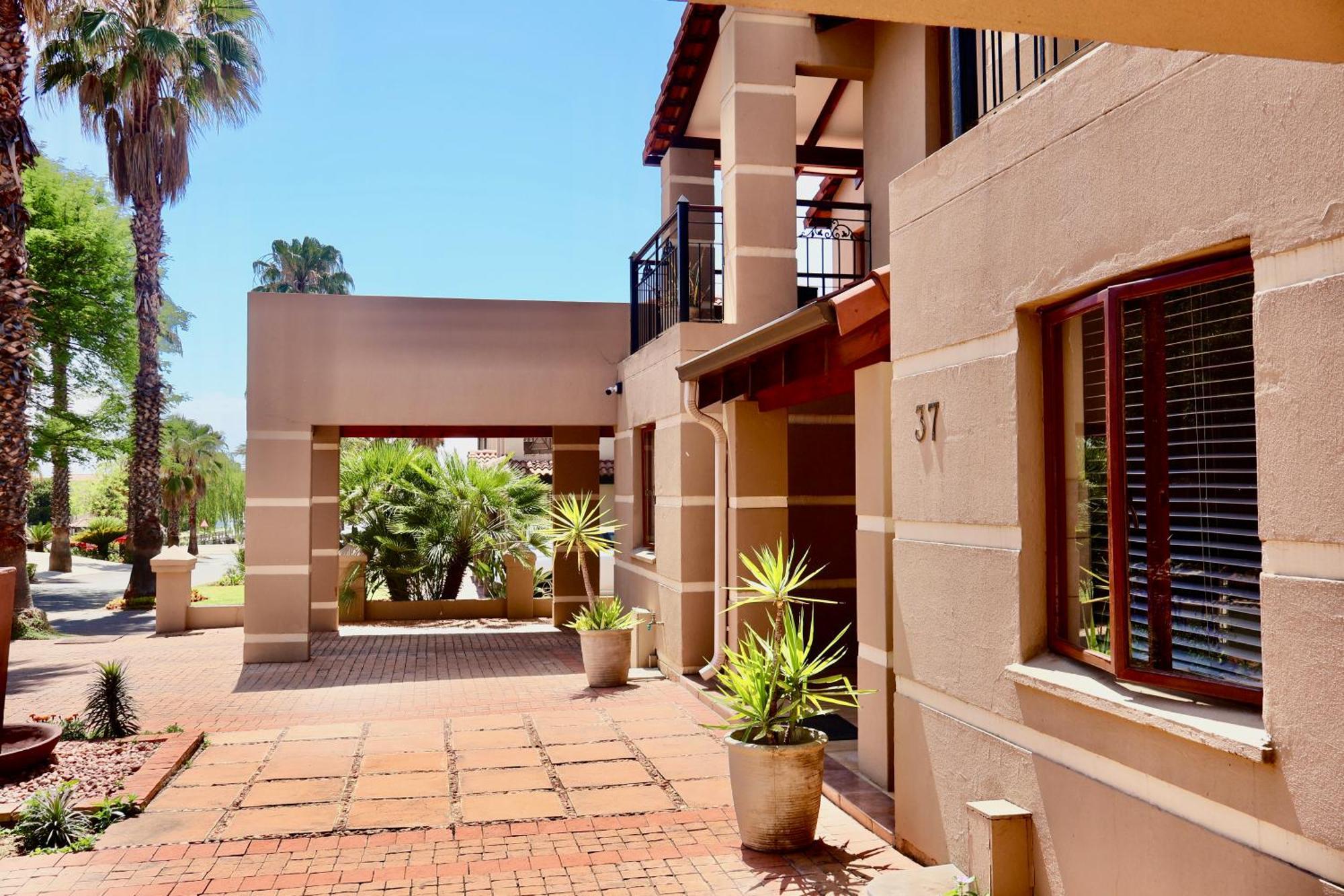Hotel 37 On Eagles Hartbeespoort Esterno foto