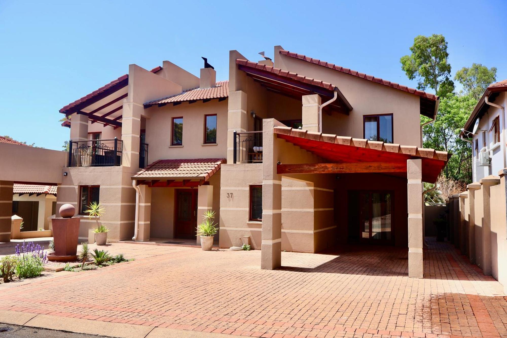 Hotel 37 On Eagles Hartbeespoort Esterno foto