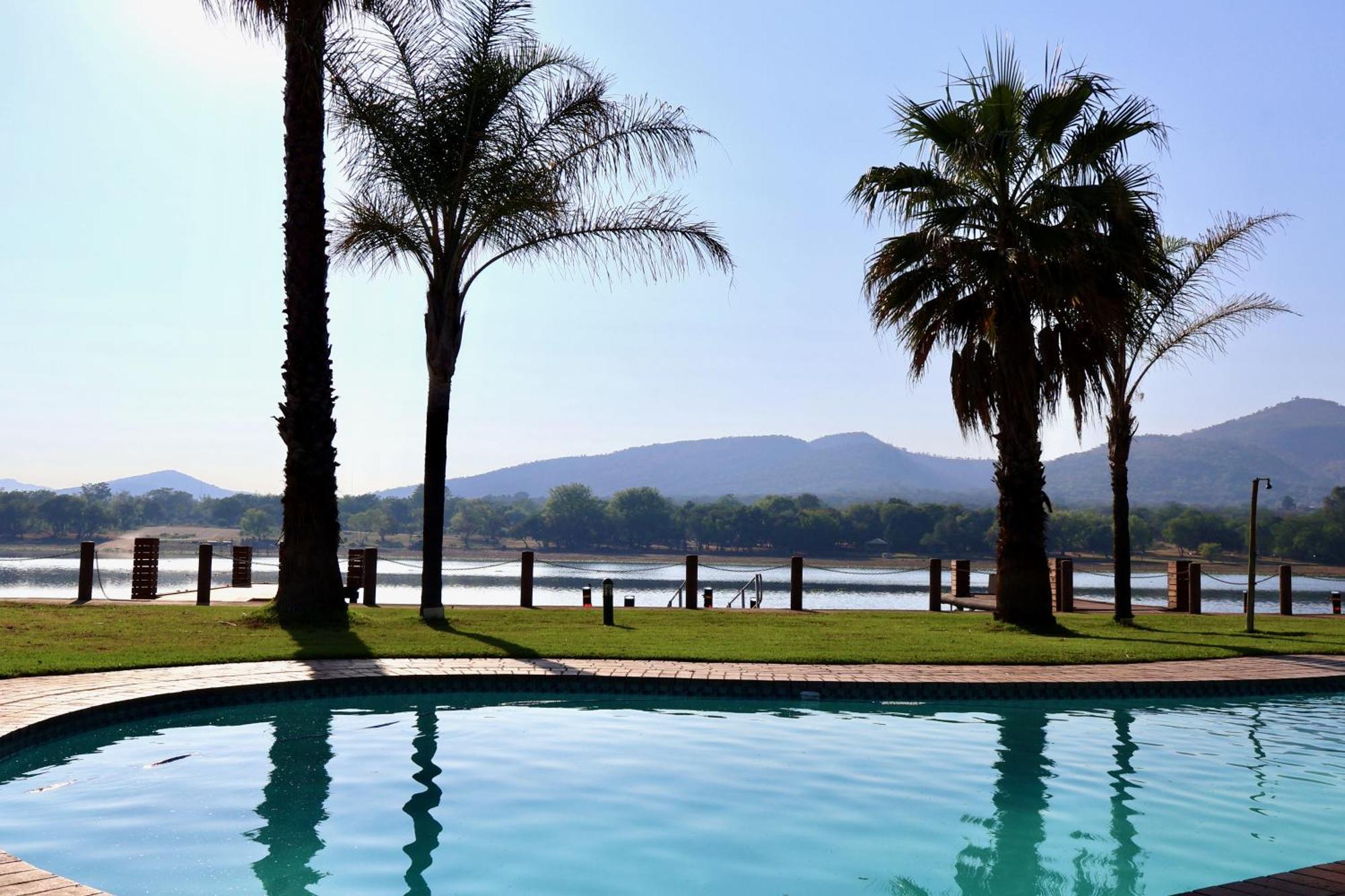 Hotel 37 On Eagles Hartbeespoort Esterno foto