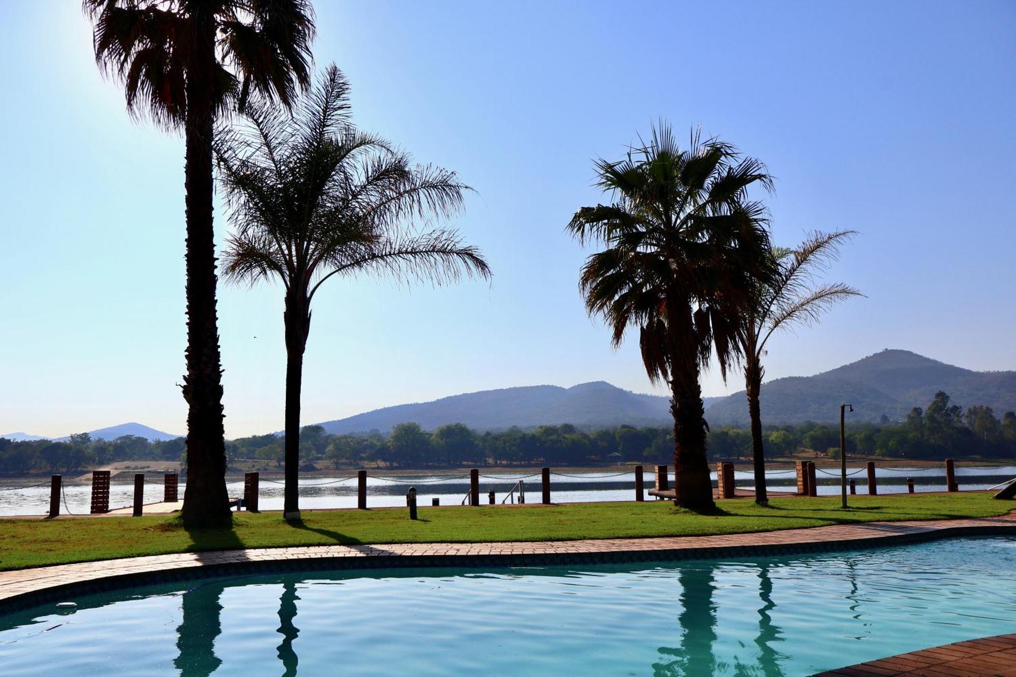 Hotel 37 On Eagles Hartbeespoort Esterno foto