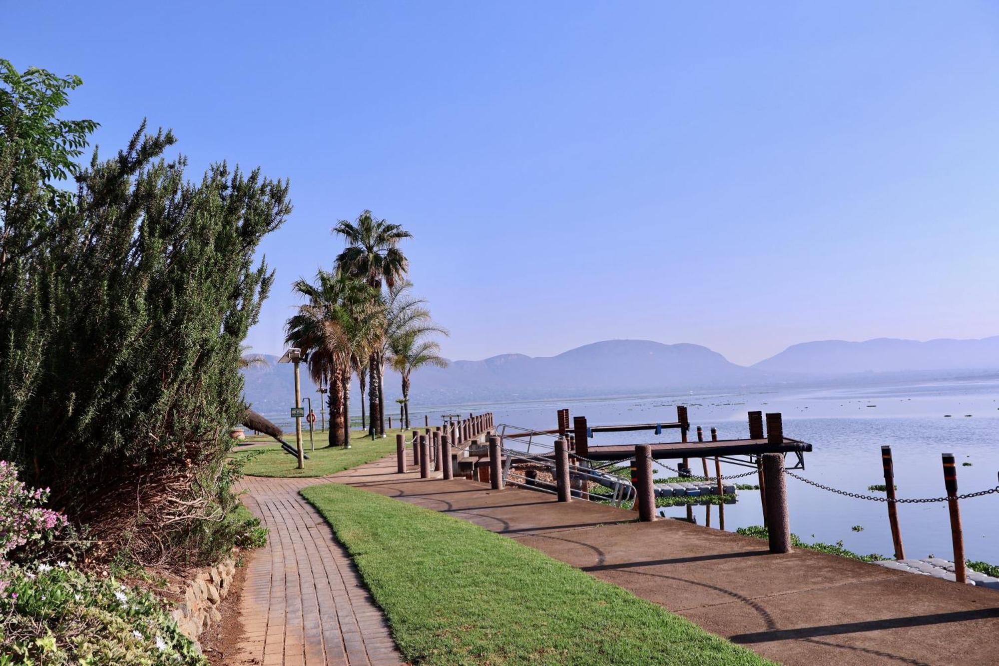 Hotel 37 On Eagles Hartbeespoort Esterno foto