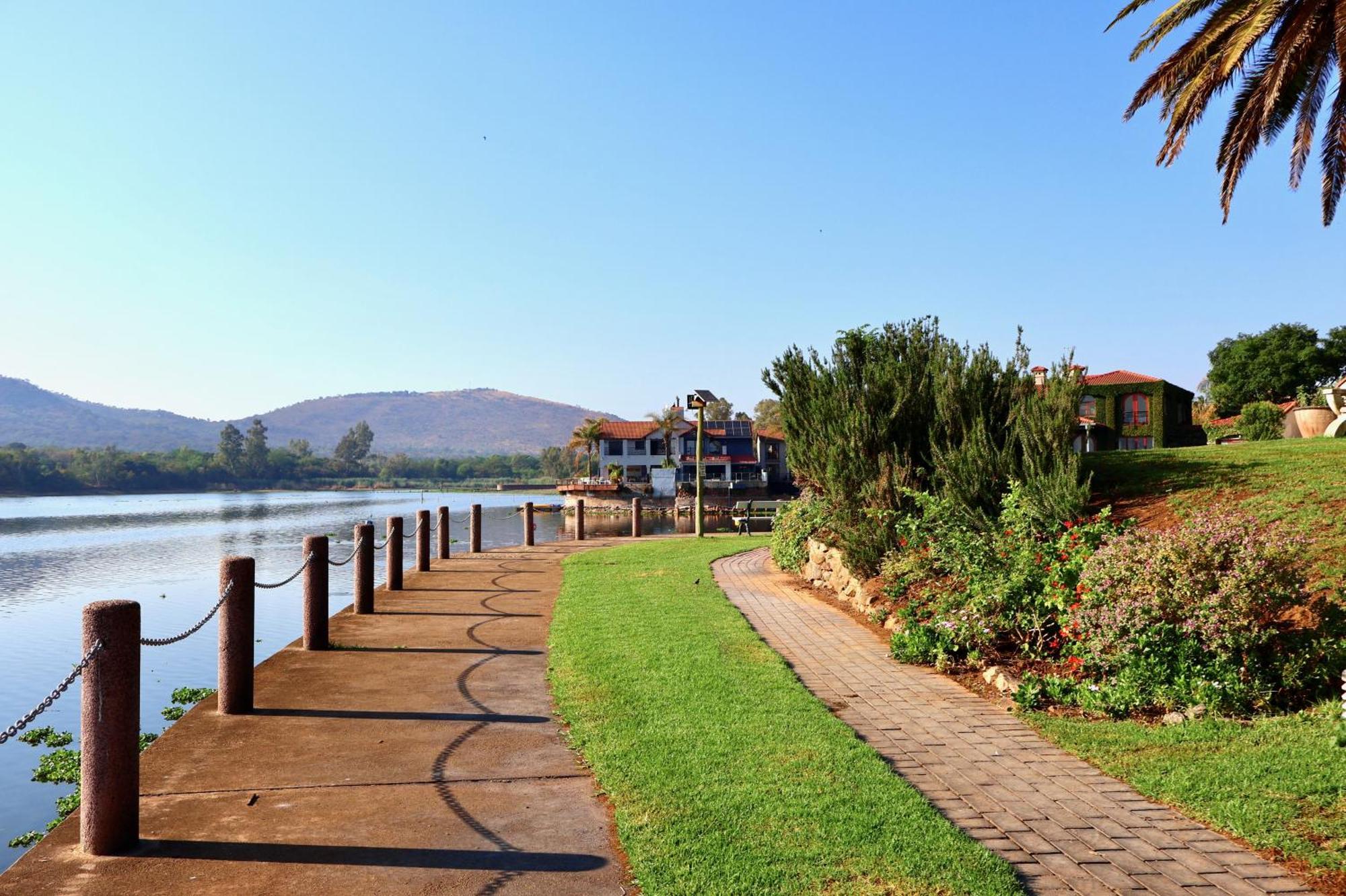 Hotel 37 On Eagles Hartbeespoort Esterno foto