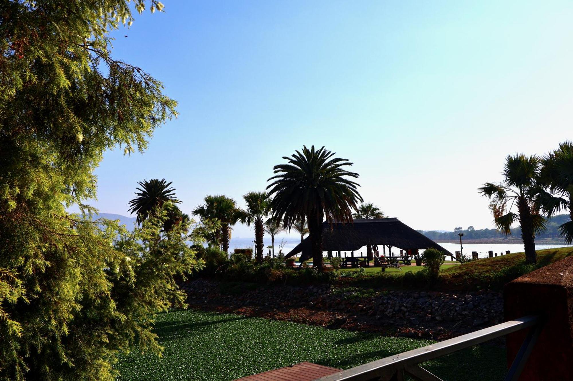 Hotel 37 On Eagles Hartbeespoort Esterno foto