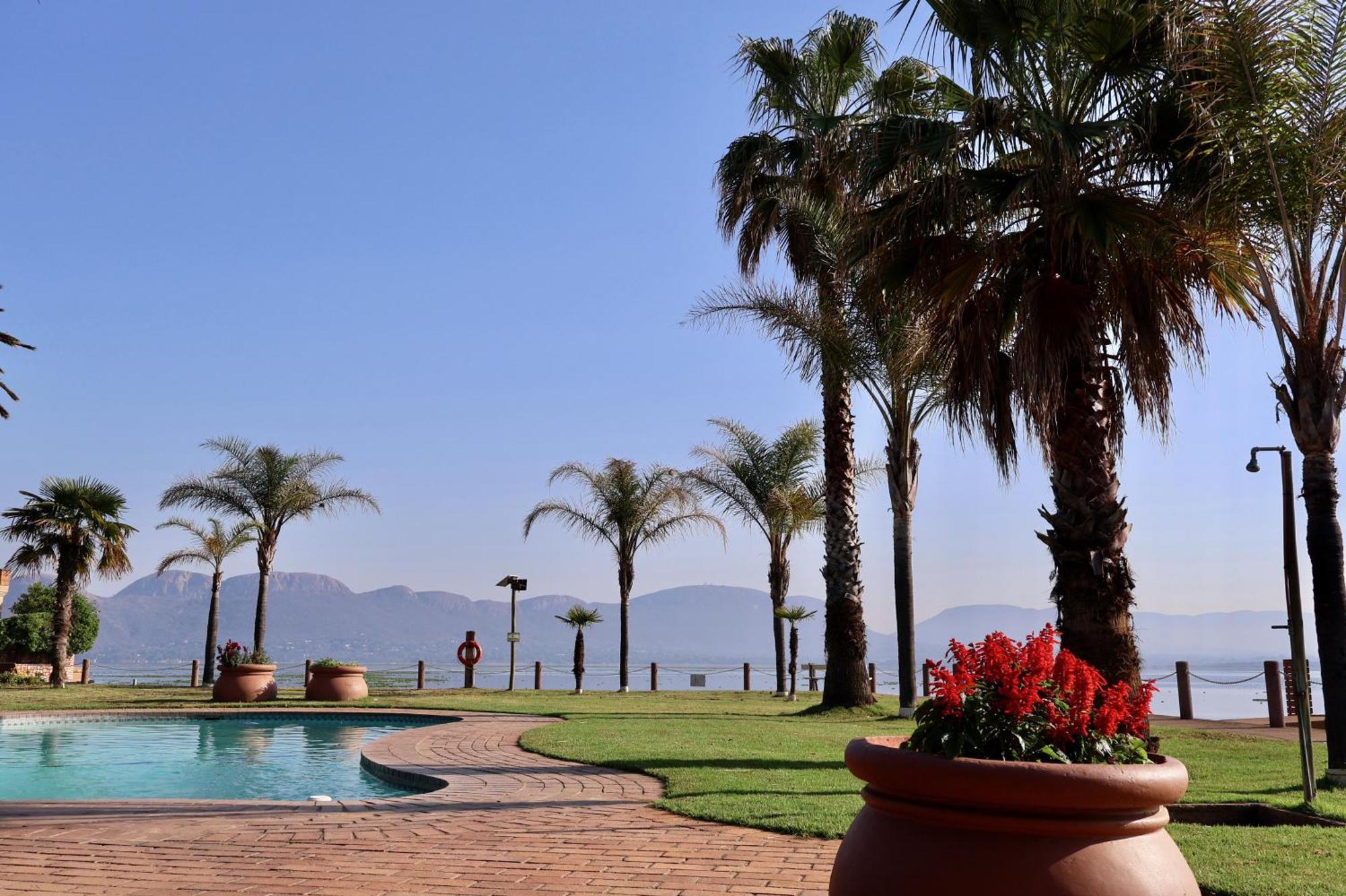 Hotel 37 On Eagles Hartbeespoort Esterno foto
