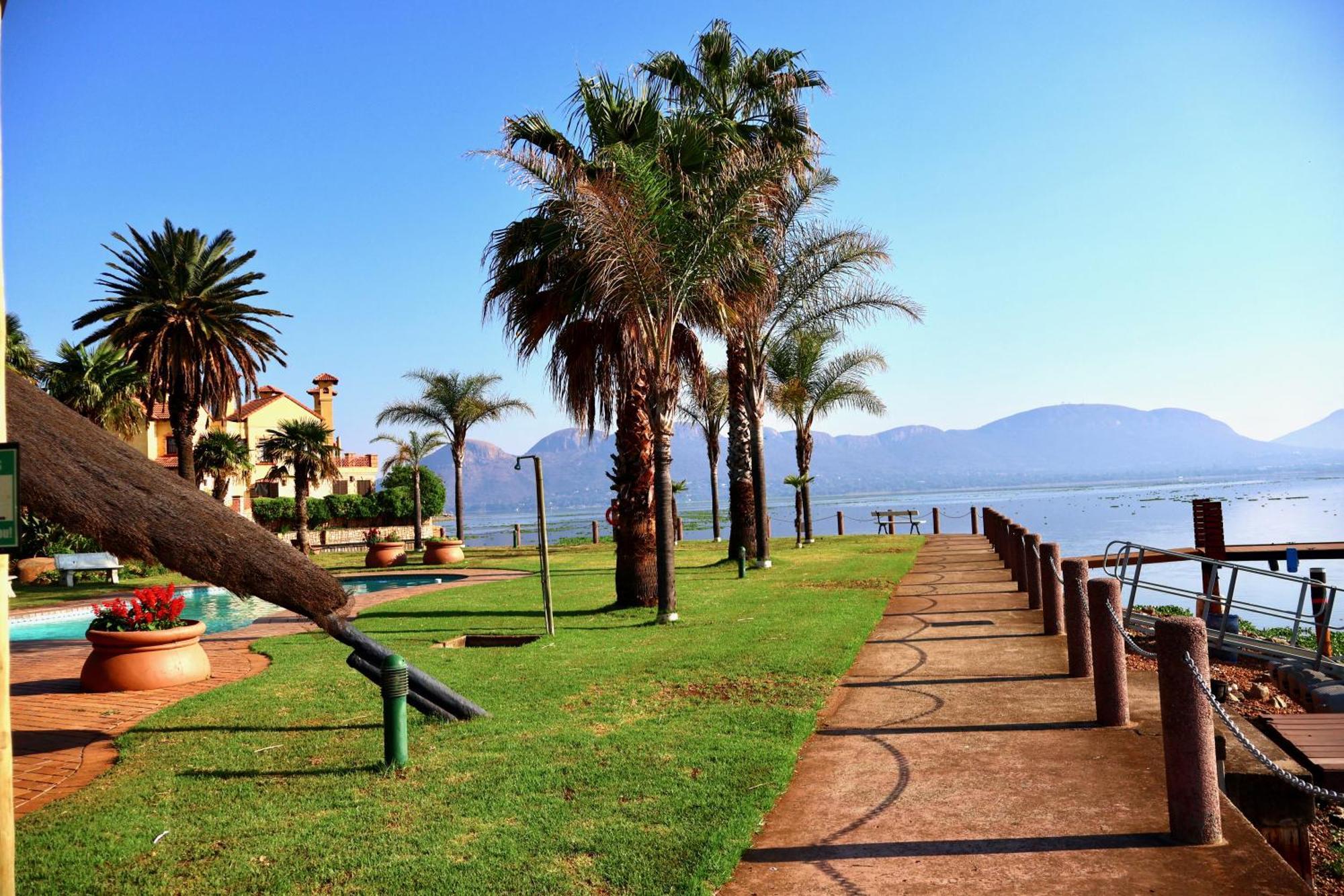 Hotel 37 On Eagles Hartbeespoort Esterno foto