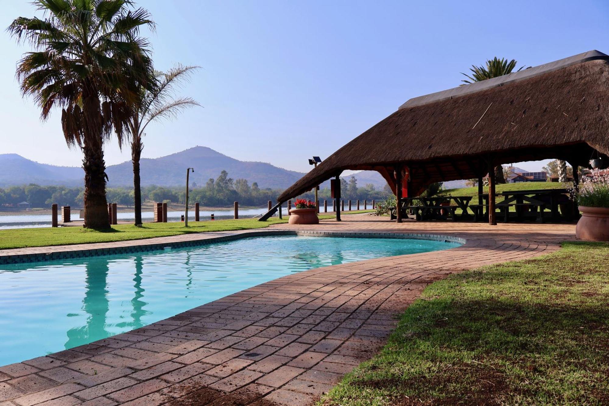 Hotel 37 On Eagles Hartbeespoort Esterno foto